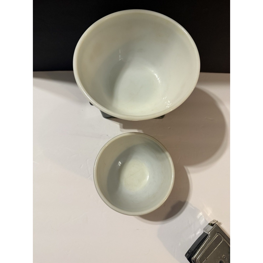 Vintage Pyrex Mixing Bowls – Set of 2 (401 & 402) - Picture 5 of 7